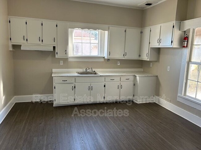 Building Photo - 132 Peachtree St