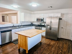 Building Photo - 3552 N Riverhaven Dr