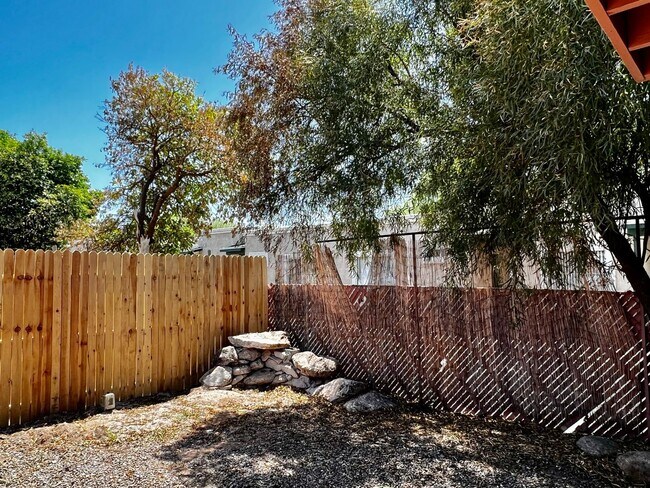 Building Photo - Charming 2 Bedroom Townhome with Private 2...