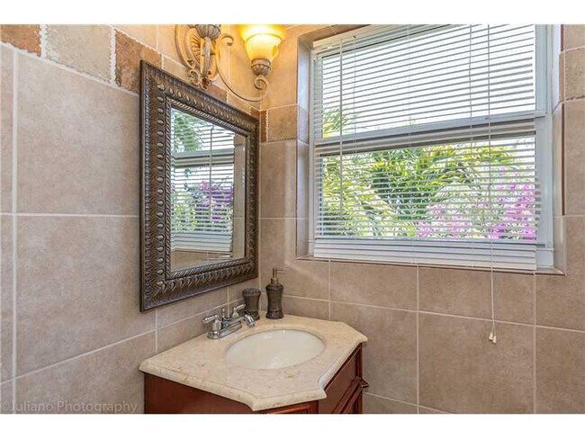 Building Photo - 160 SE 12th St