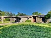 Building Photo - 1913 Briarwood Dr