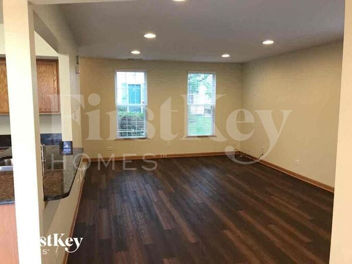 Building Photo - 932 Symphony Dr