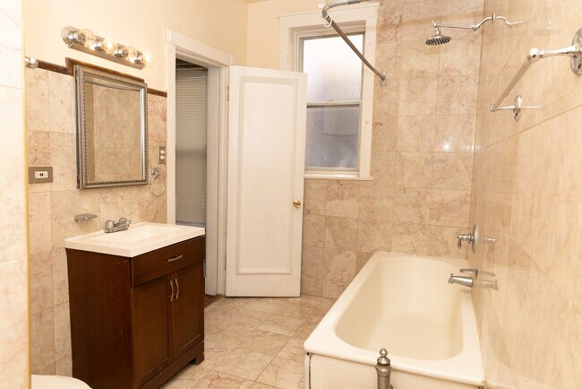 Building Photo - 940 E 48th St