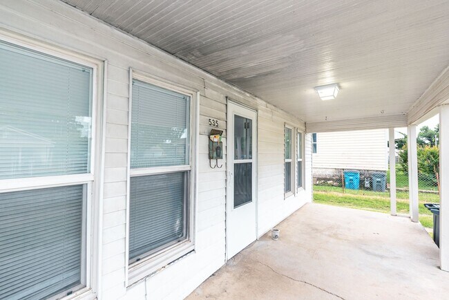 Building Photo - Beautiful 2 Bed 1 Bath in Quiet Area