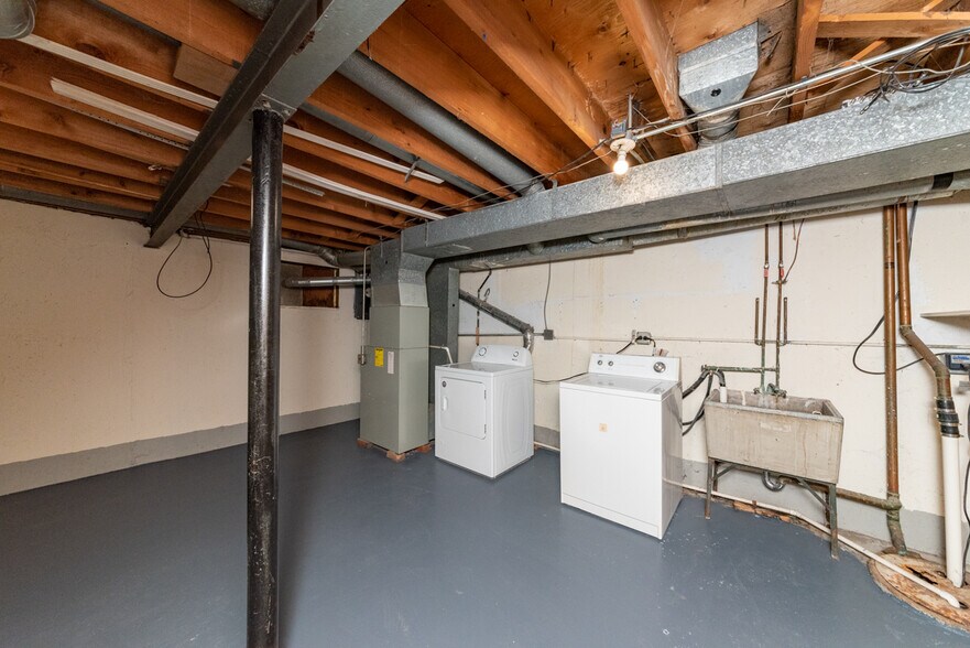 Building Photo - 820 N Milwaukee Ave