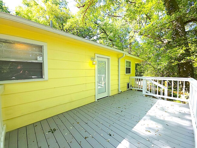 Building Photo - Welcome to this charming 3 bedroom, 2 bath...