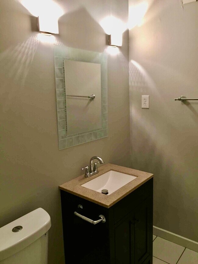 Building Photo - 1701 N Maplewood Ave