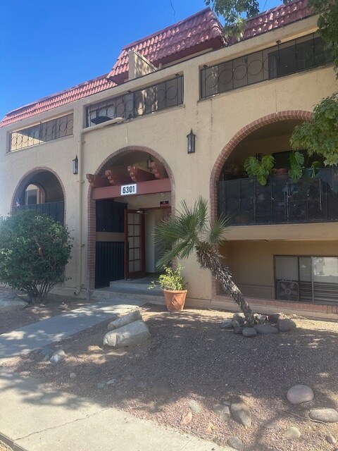 Building Photo - 6301 N Barcelona Ct