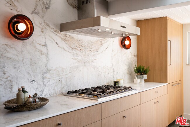 Building Photo - 922 E Anza Dr