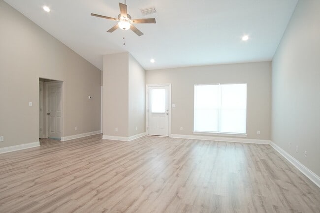 Building Photo - Gulf Breeze 3BR/2BA Townhome – Vaulted Cei...