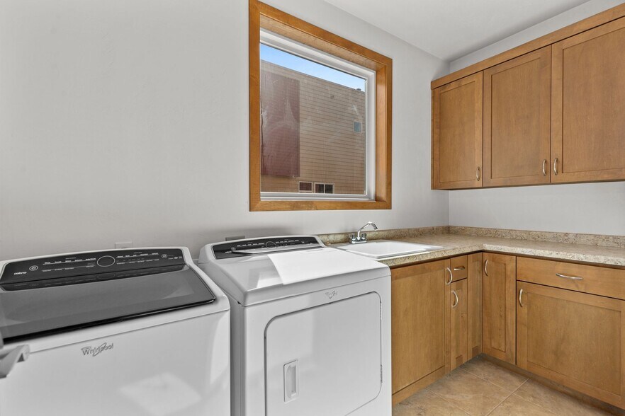 Building Photo - 1141 E Banta Ct