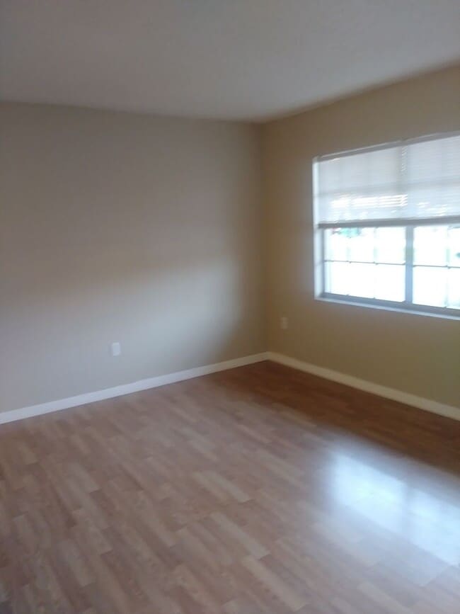 Building Photo - Gated Community 1 Bedroom 1.5 Bath Near Do...