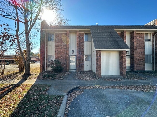 Building Photo - * Move-In Special * * Water Paid ; Washer/...