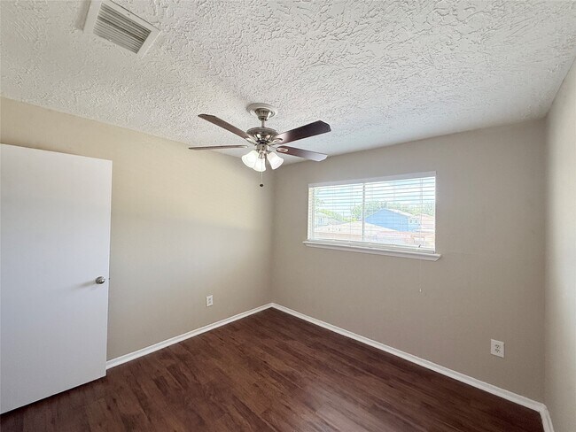 Building Photo - 12875 High Star Dr