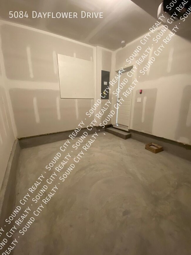 Building Photo - 5084 Dayflower Dr