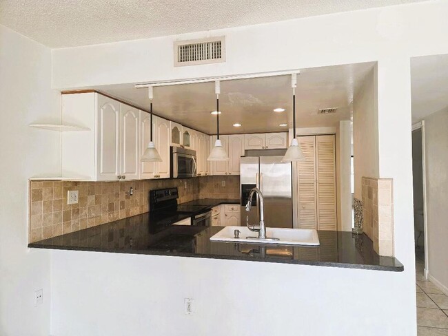 Building Photo - 9187 Fontainebleau Blvd