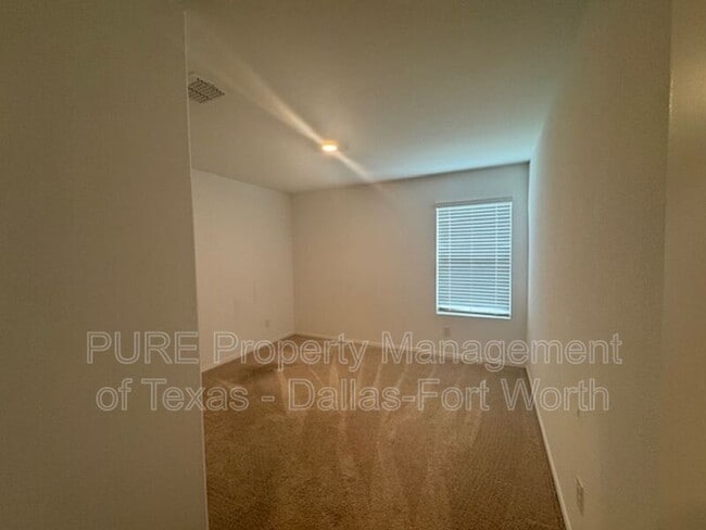 Building Photo - 2929 Dora Dr