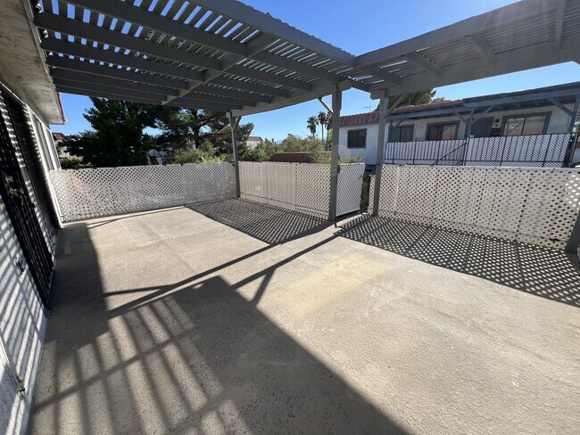 Building Photo - 1009 Willow Tree Dr