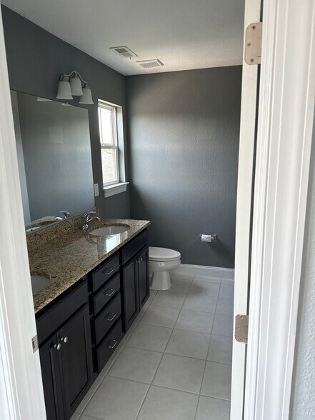 Master bathroom. - 611 Veery St