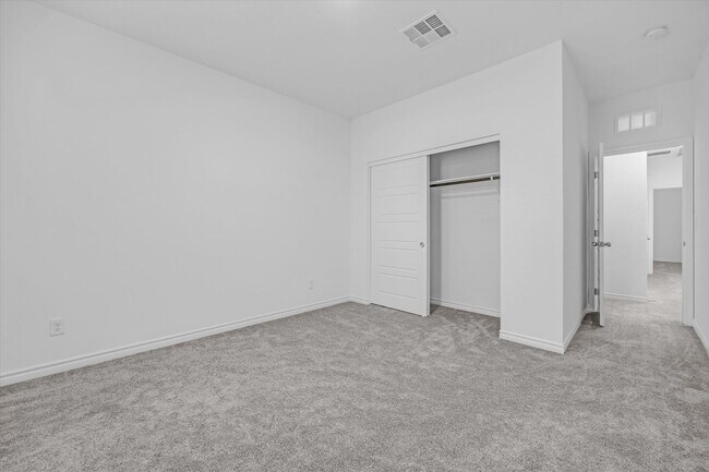 Building Photo - Iron Mountain Townhome with attached garage