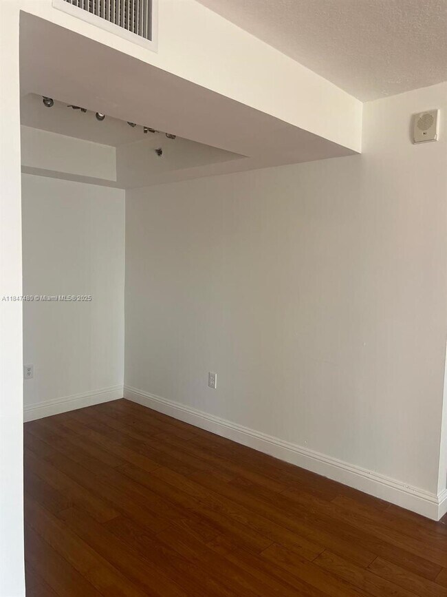 Building Photo - 1200 Brickell Bay Dr