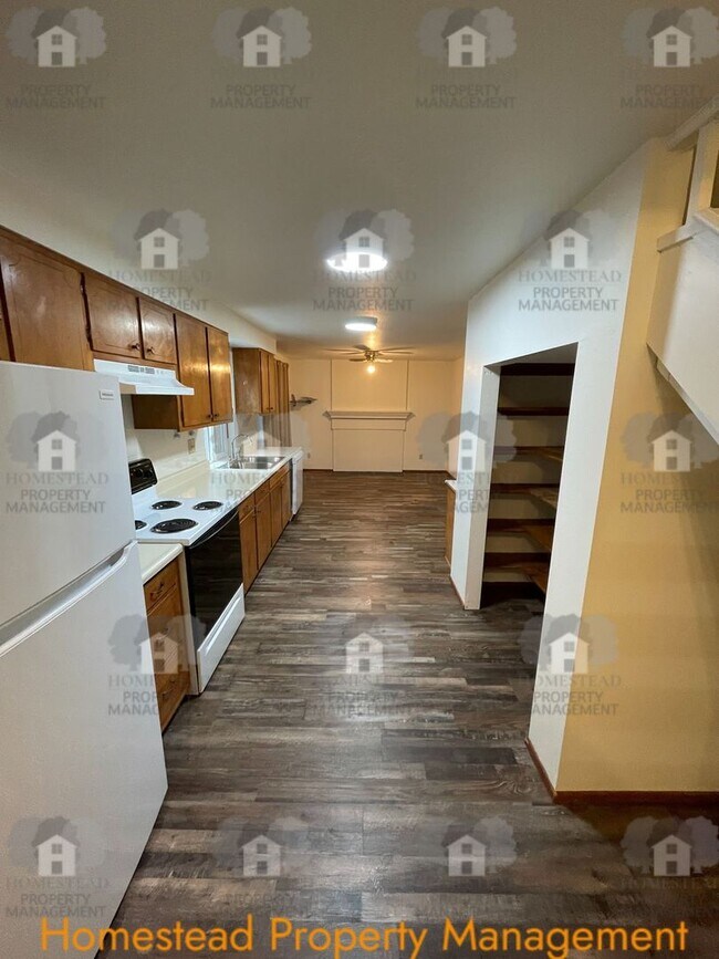 Building Photo - HARD TO FIND 4 BEDROOM!