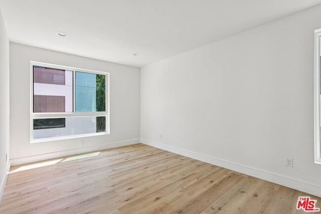 Building Photo - 2113 Holly Dr