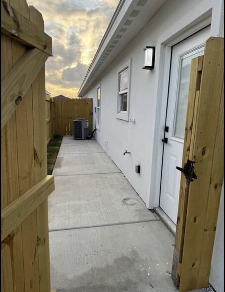 Building Photo - 3524 S Dominique Dr