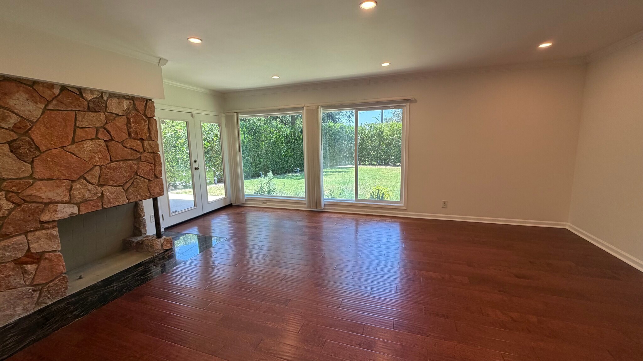 Building Photo - 1385 Greenmont Dr