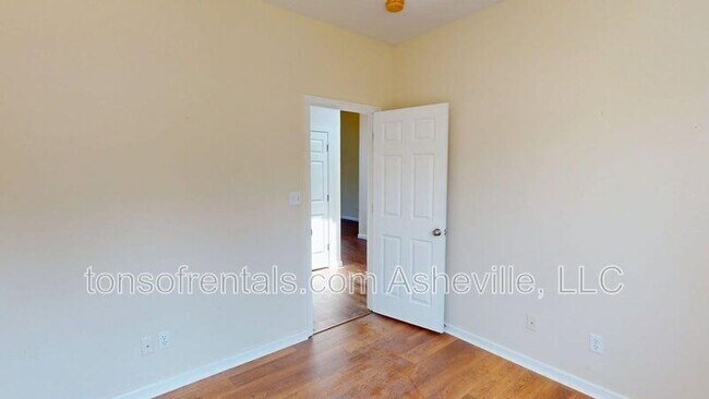 Building Photo - 111 Woodcreek Cir