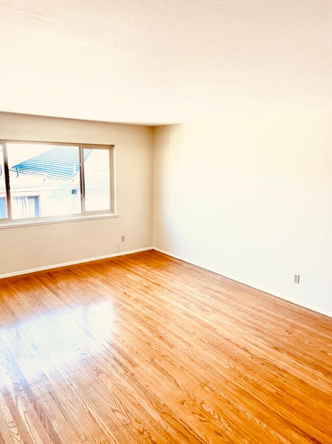 Livingroom - 2938 Brookdale Ave