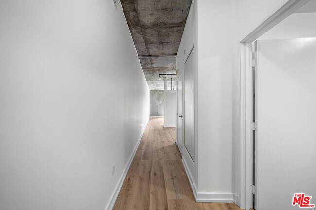 Building Photo - 645 W 9th St