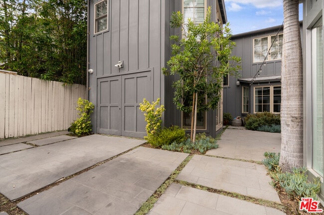 Building Photo - 942 Superba Ave