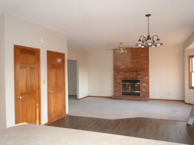 Building Photo - 3-4 Bedroom Executive Home on 5 Acres has 4 Baths and a 3 Car Garage!!