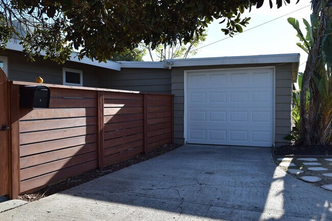 Building Photo - 3BR 2BA San Carlos Home - Vinyl Flooring, ...