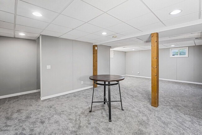 Building Photo - Luxurious 4-Bedroom Furnished Home in West...