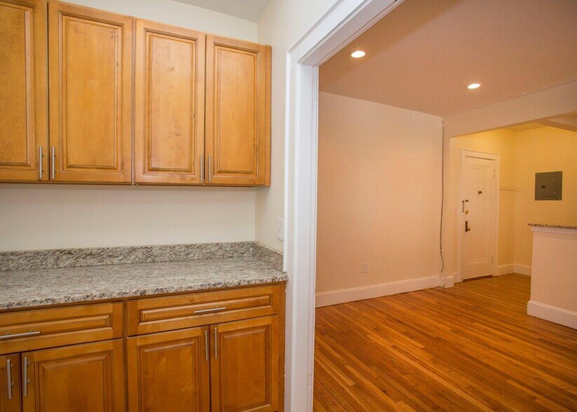 Building Photo - 136 Highland Ave