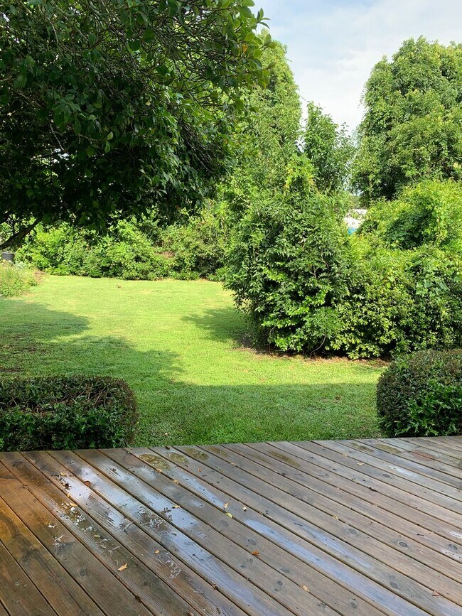 Building Photo - Beautiful Historic 3 Bedroom 2 Bath House on Colonial Drive