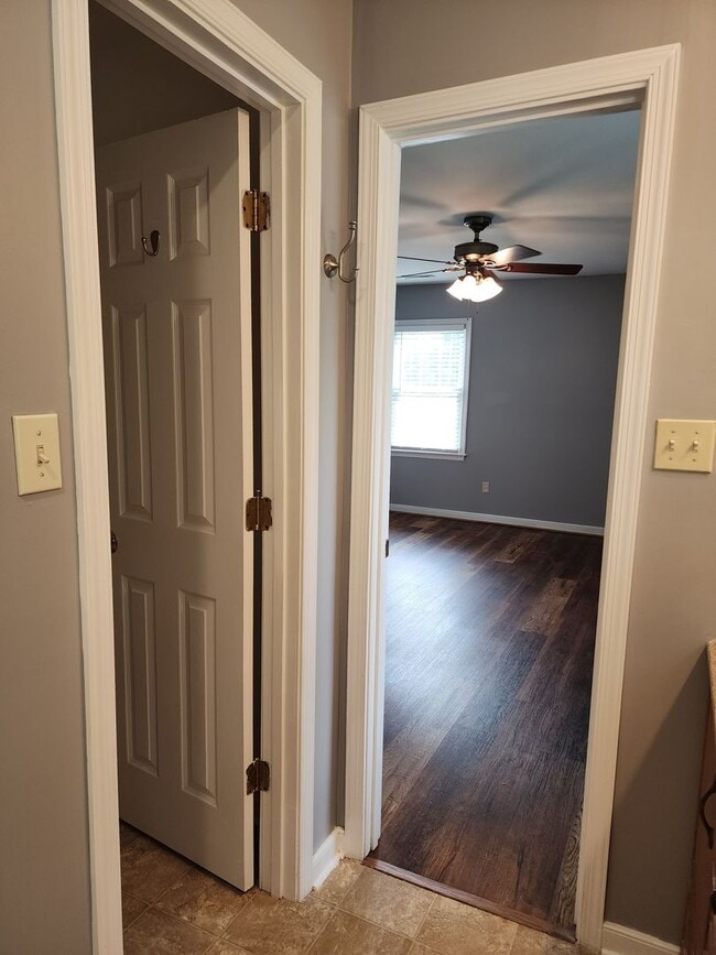 Building Photo - 3 Bedroom 2 Bath Brick Rancher in Mechanic...