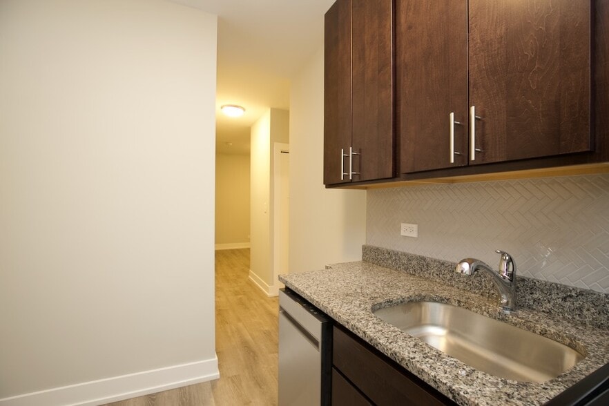 Building Photo - 716 W Brompton