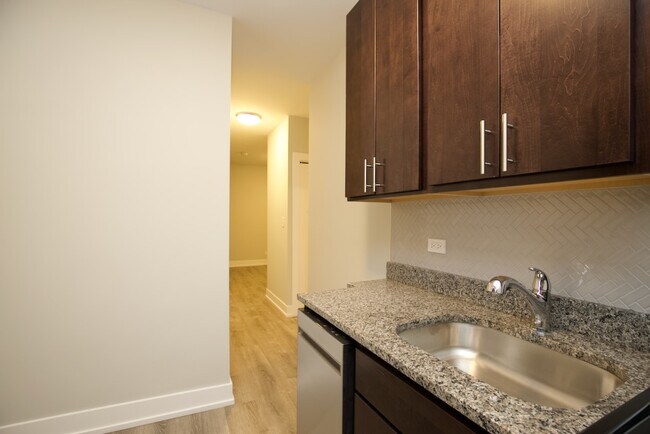 Building Photo - 716 W Brompton