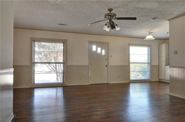 Living room - 6950 Hillcrest Ave