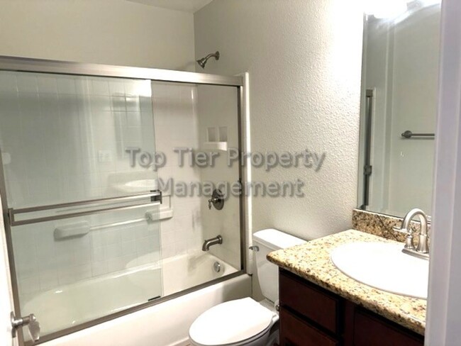 Building Photo - **Remodeled 2 bed / 2 bath Condo in Privat...