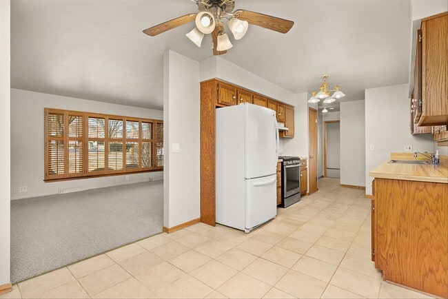 Building Photo - 5631 S Oak St