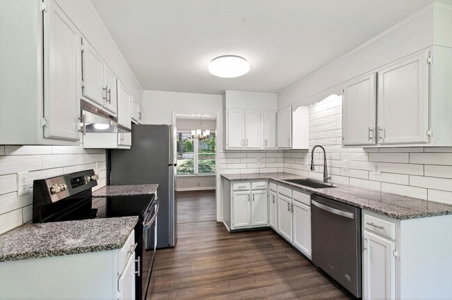 Building Photo - Charming Brick Ranch-Style Cul-de-Sac Home in Garner!