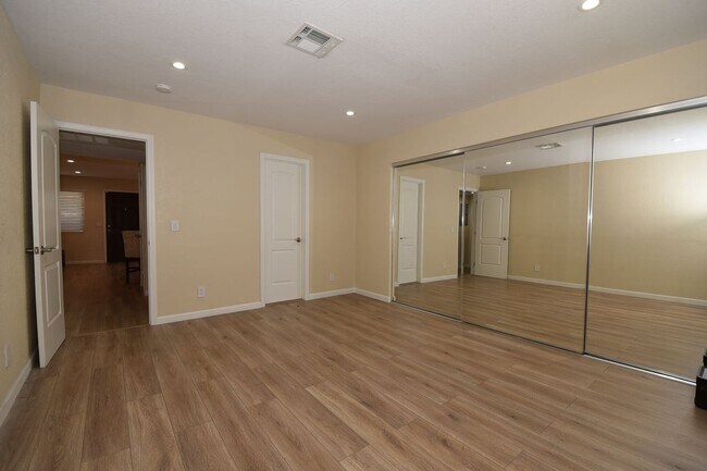 Building Photo - Stunning 2-Bedroom Condo 2nd Floor at The Lakes!