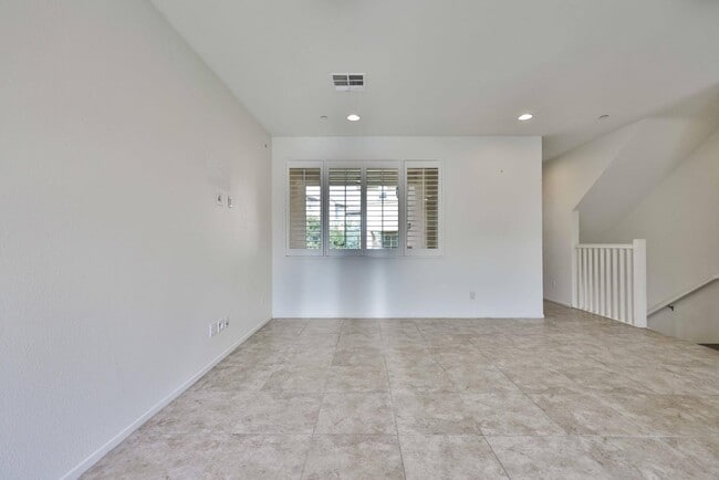 Building Photo - 5460 San Roberto