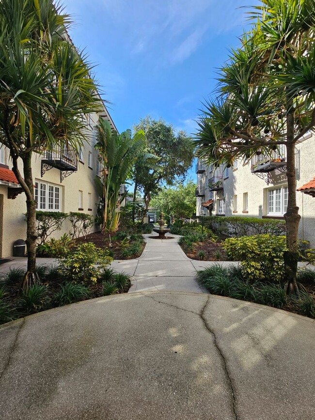 Building Photo - Beautiful Studio! Perfect Location!