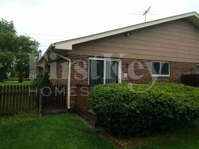 Building Photo - 185 Paramount Dr