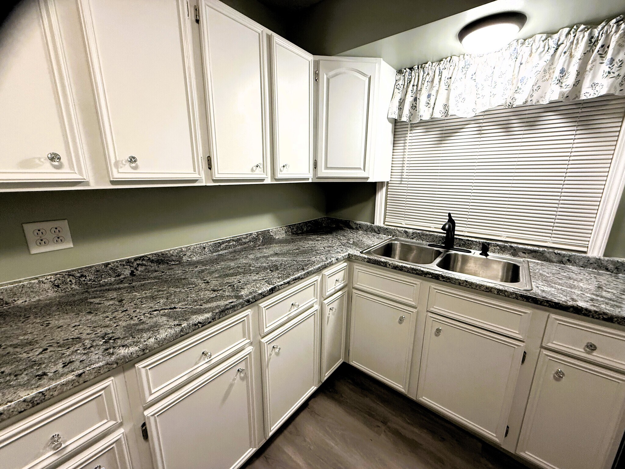 Building Photo - 412 Depot St